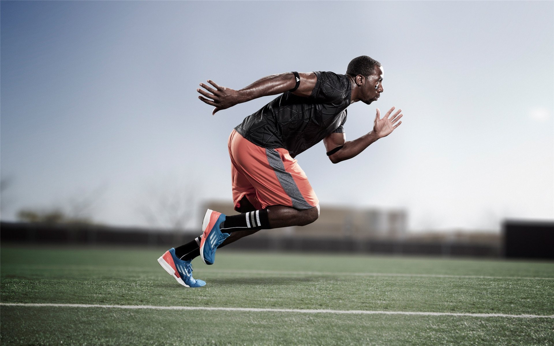 橙色风暴的双线奇迹,阿克在F1街道赛超车与荷兰足球的米兰生死战