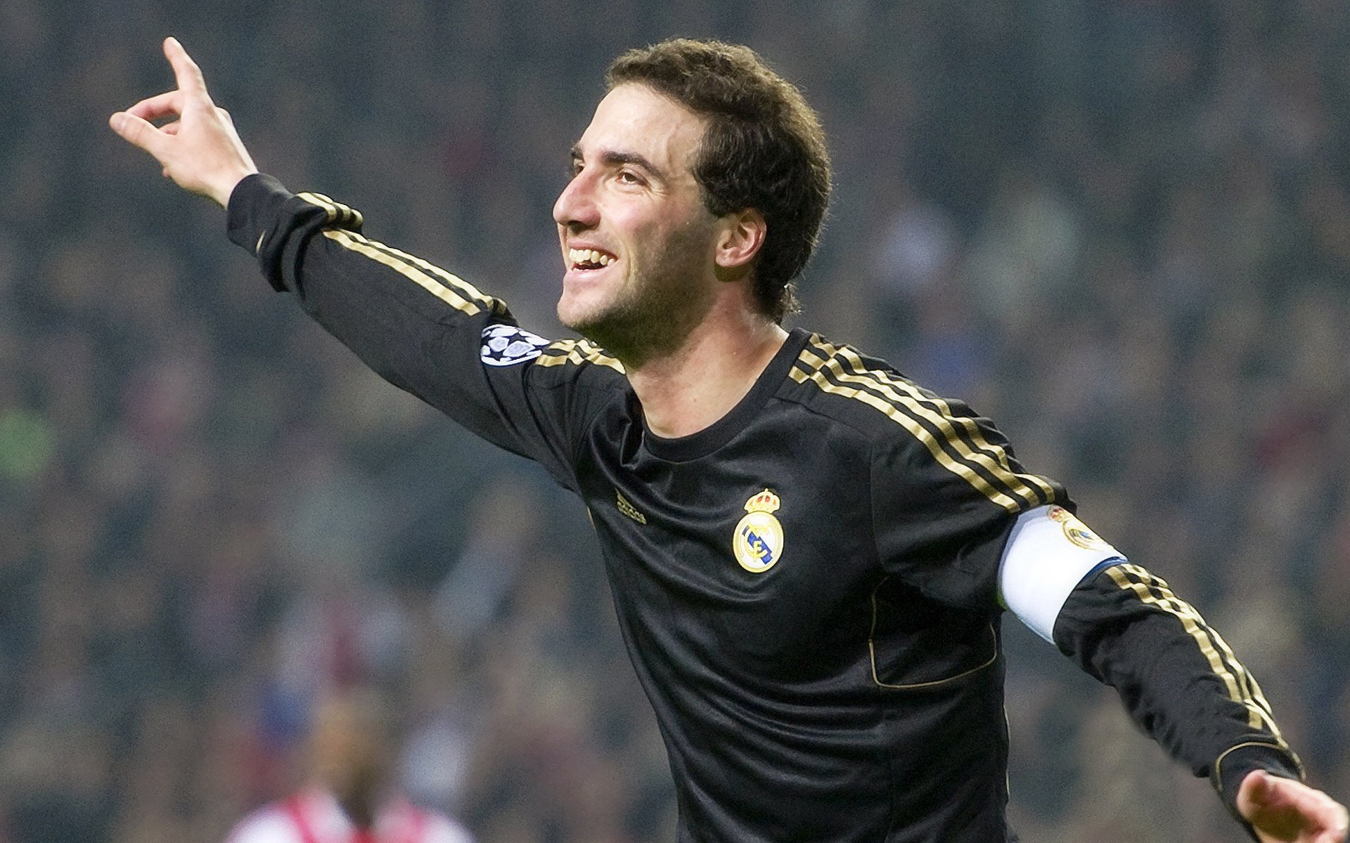 奥亚尔萨瓦尔独舞莱比锡，红牛铁蹄踏碎希腊神话